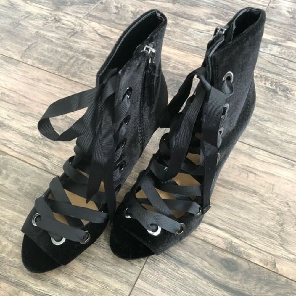 New❣️DAYA BY ZENDAYA Nadine Velvet Ribbon Sandals